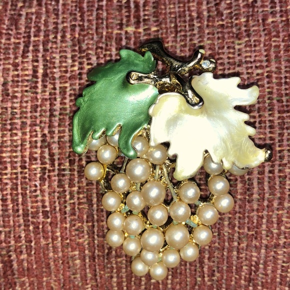 Vintage Enamel and fake pearl grape brooch - Picture 4 of 4